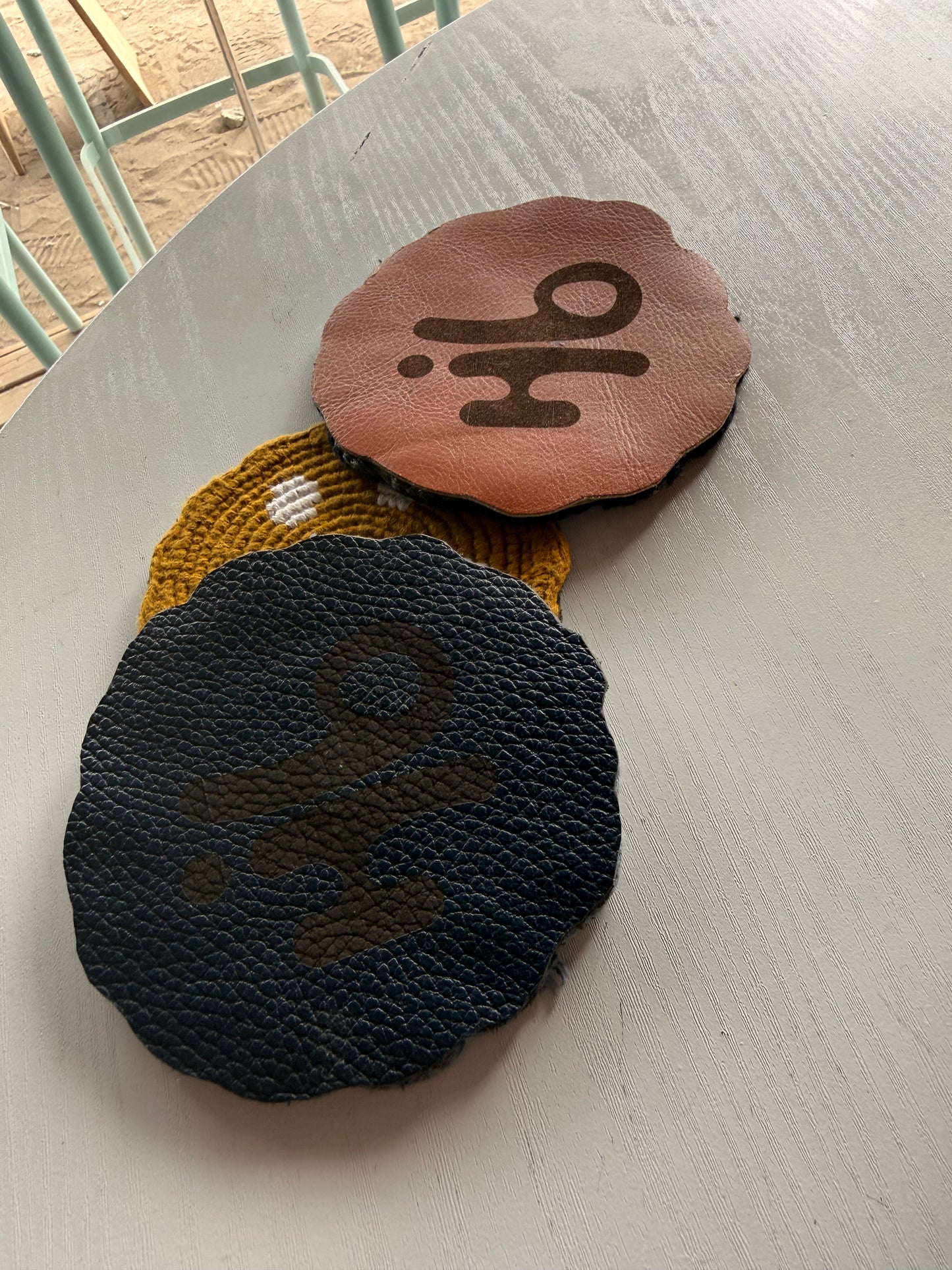 PORTAVASOS DE CUERO CON TEJIDO